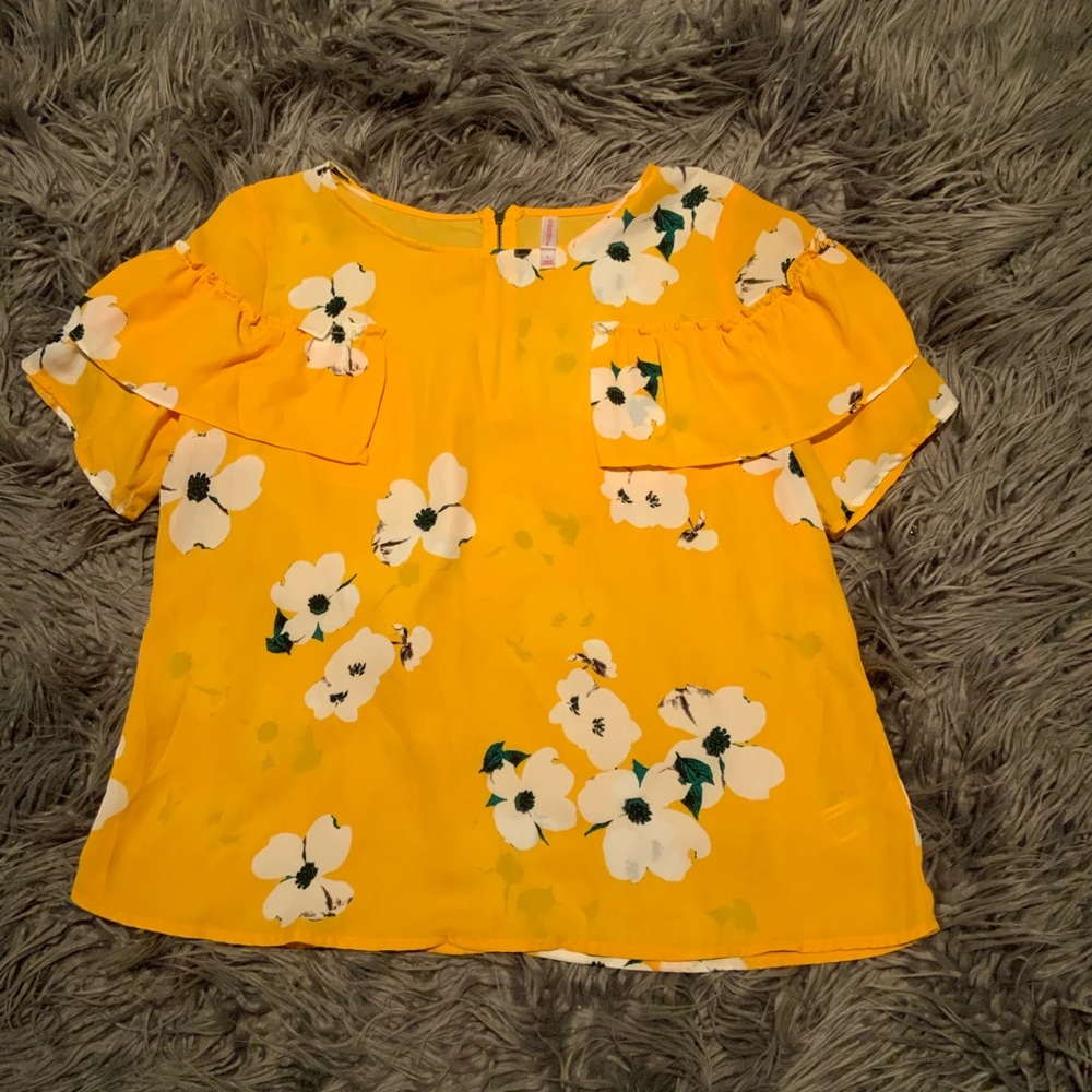 🛍✨CLEARANCE 🛍⭐️ Xhilaration Cap Ruffle Bell Blouse